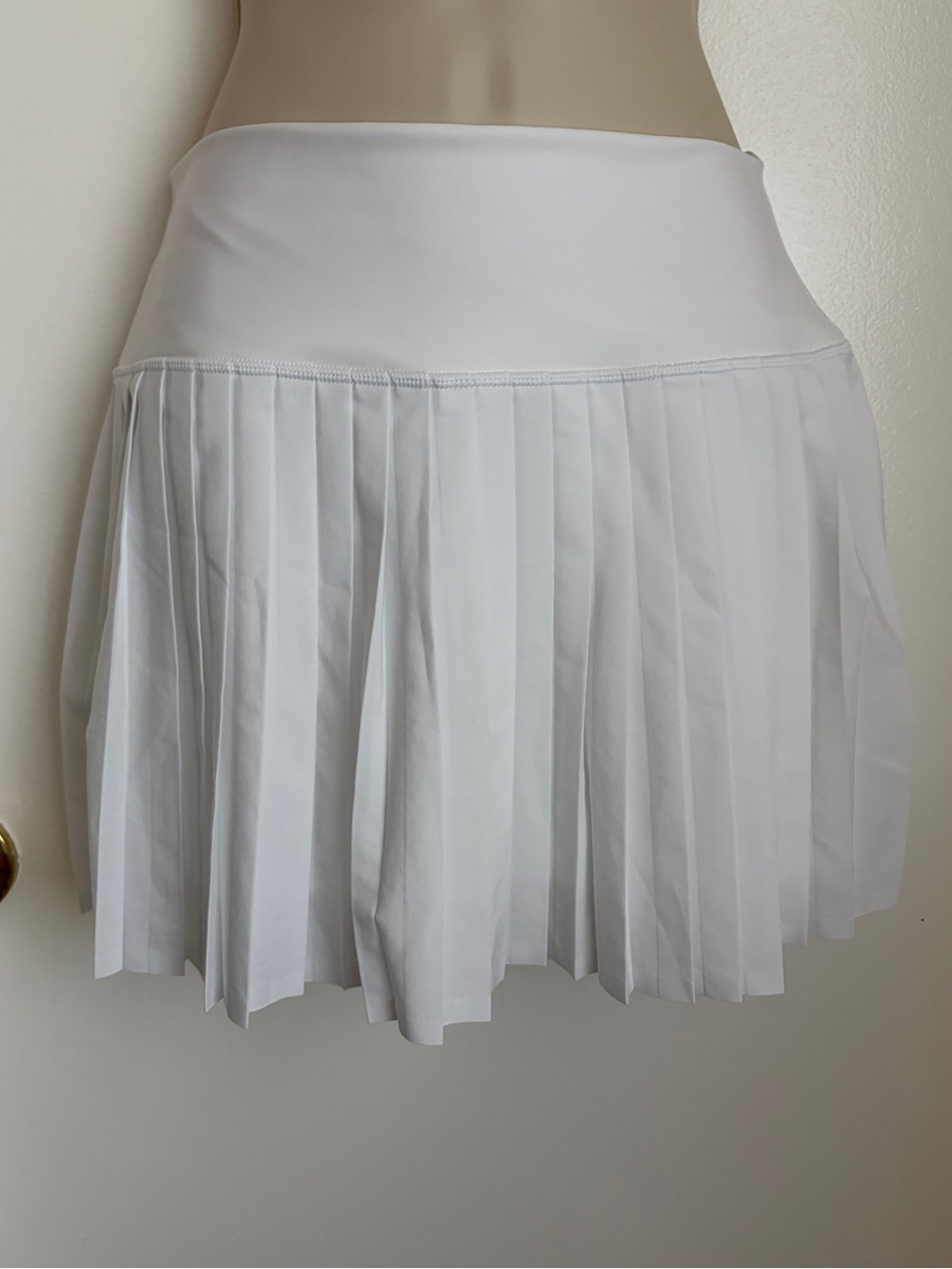 Abercrombie & Fitch Y2B Pleated Tennis Skort in White (Size Small)